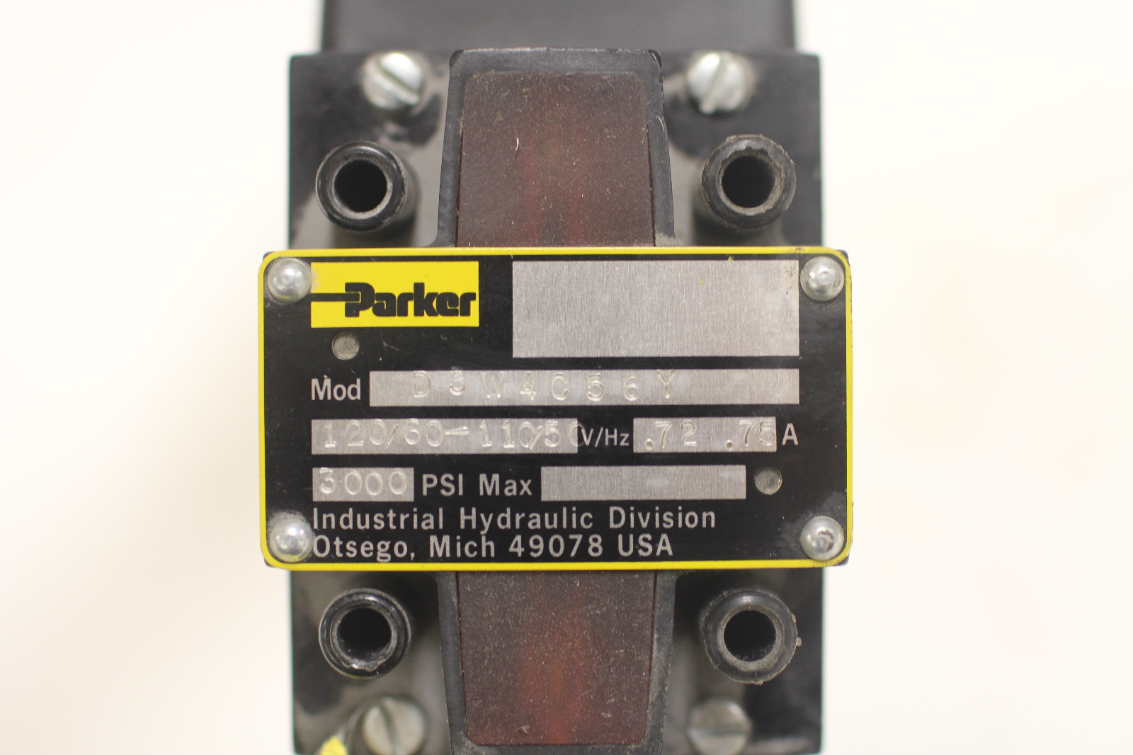 New Parker Hannifin D3W4C56Y Hydraulic Valve 3000 PSI Max. 120/110 VAC