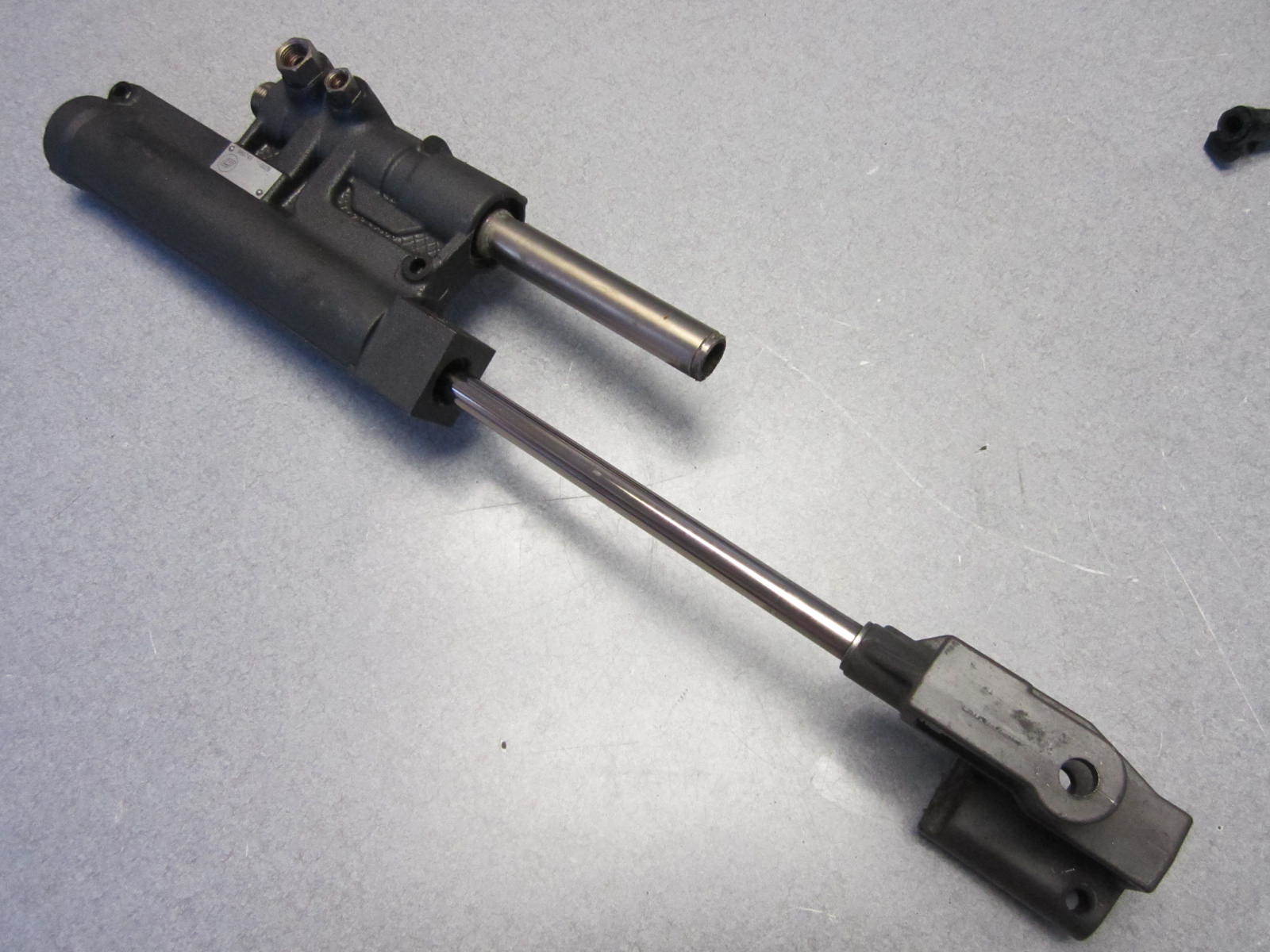 0986749 3850243 Volvo SX & OMC Cobra Power Steering Actuator Cylinder