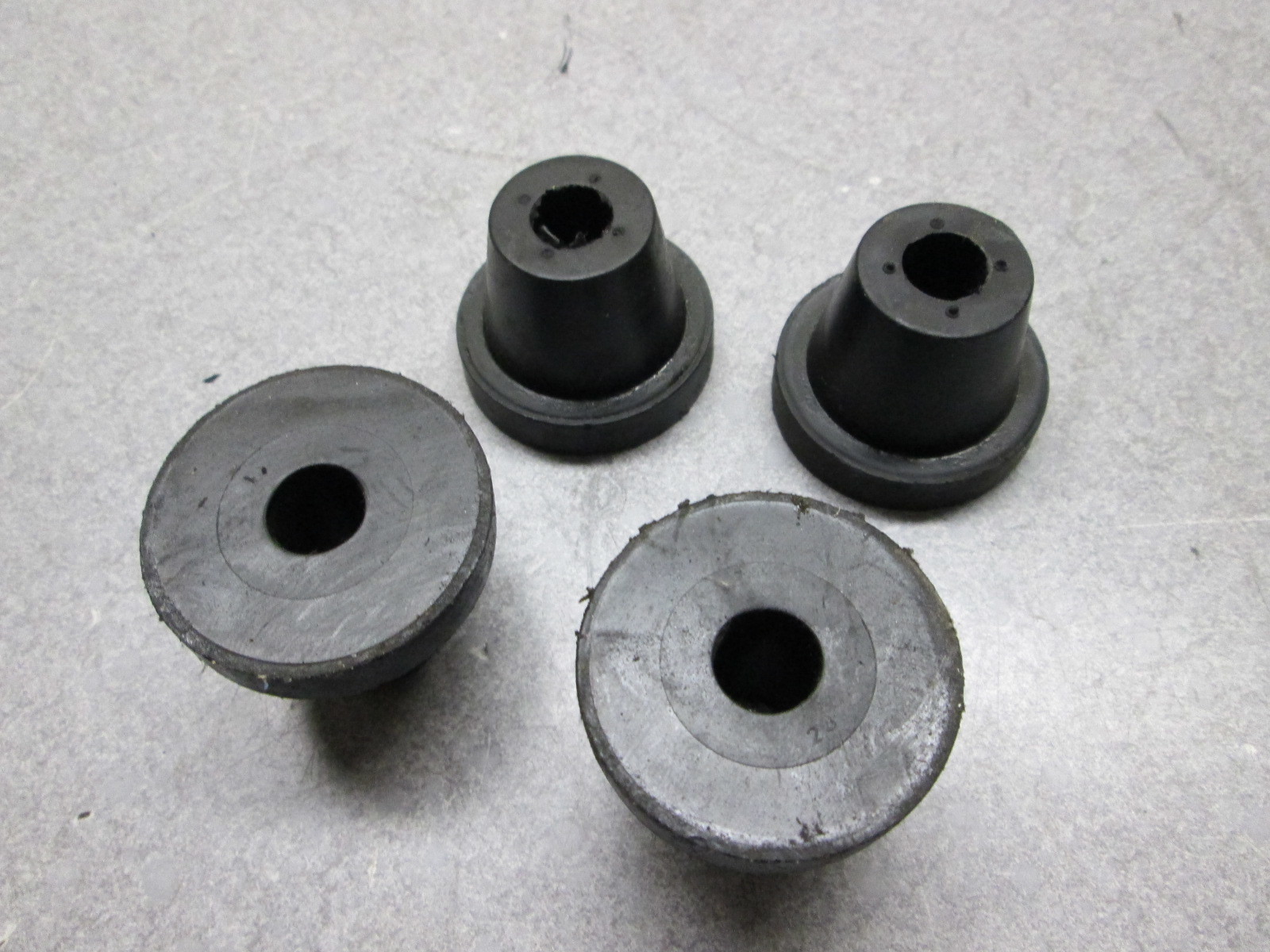 328584 349557 Evinrude Johnson Outboard Lower Engine Cover Motor Mounts