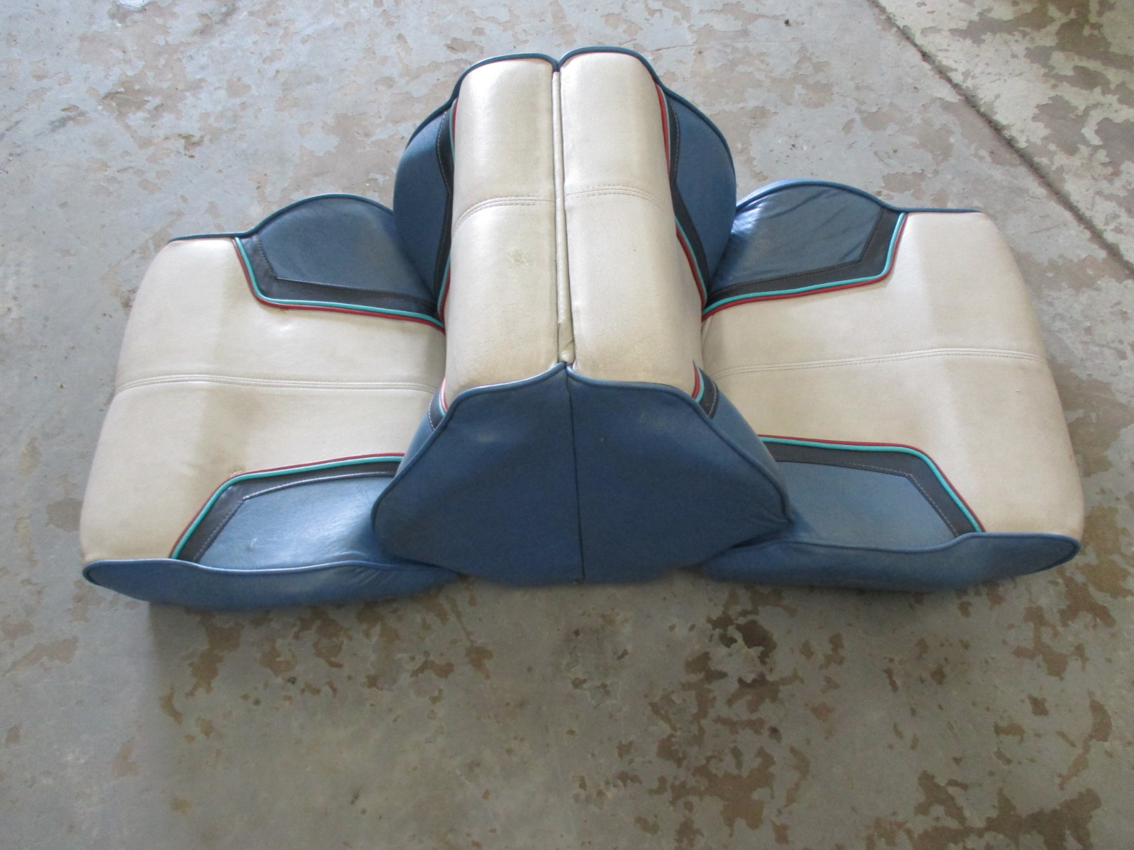 1986 Bayliner Capri Boat Back to Back Seats Green Bay Propeller