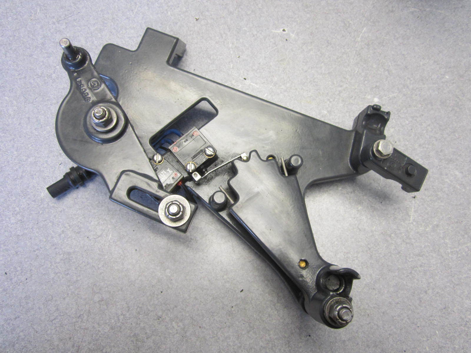 914923 OMC Cobra V6 V8 Stern Drive Shift Assist Bracket