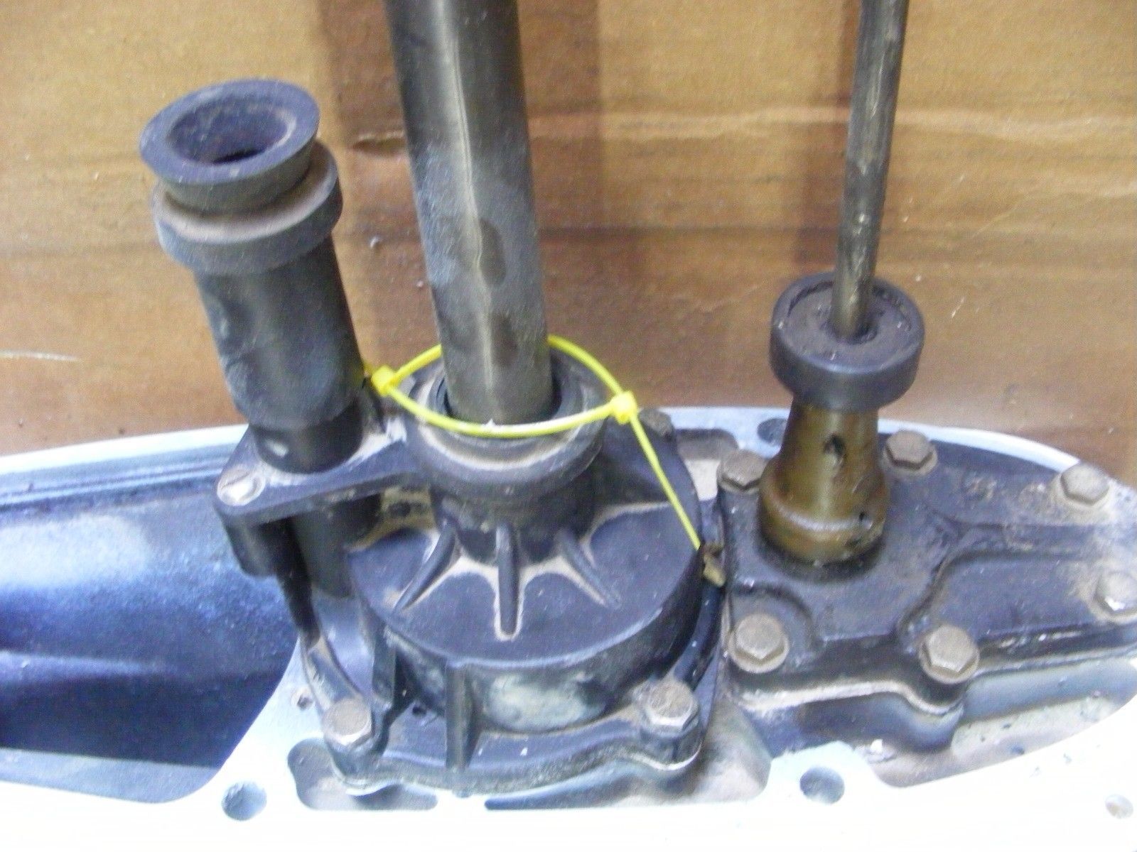 Johnson Evinrude 135150175200225250 Lower Unit Gearcase 25" ETEC