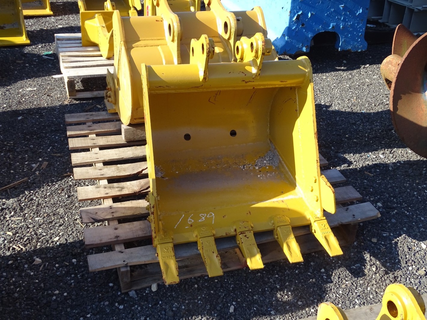 24" Mini Excavator Bucket, 35mm Pin, 5 1/2"between Ears, CAT302