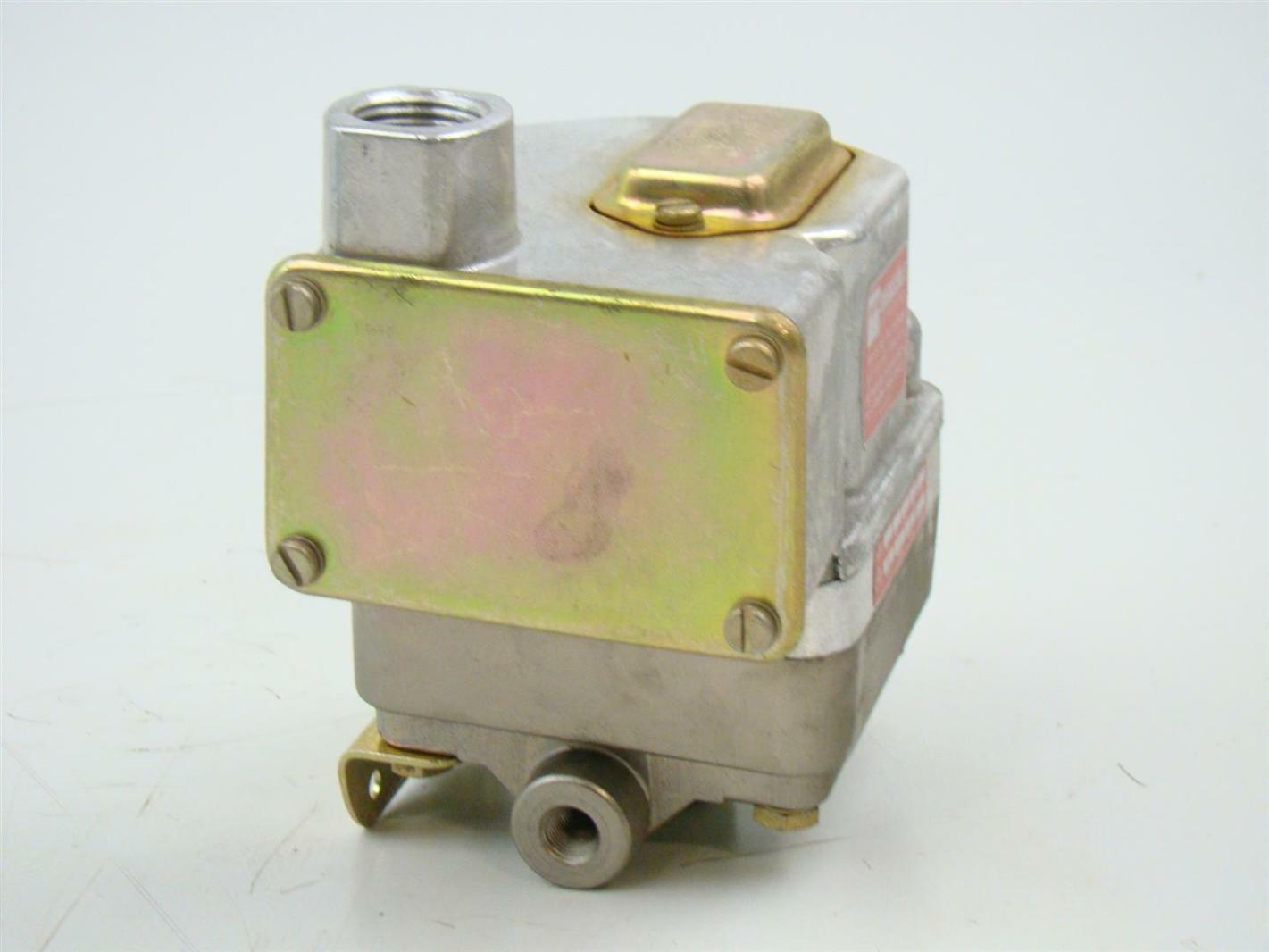 Barksdale Pressure/Vacuum Actuated Switch 3 PSI, DPD1TA3SS Joseph