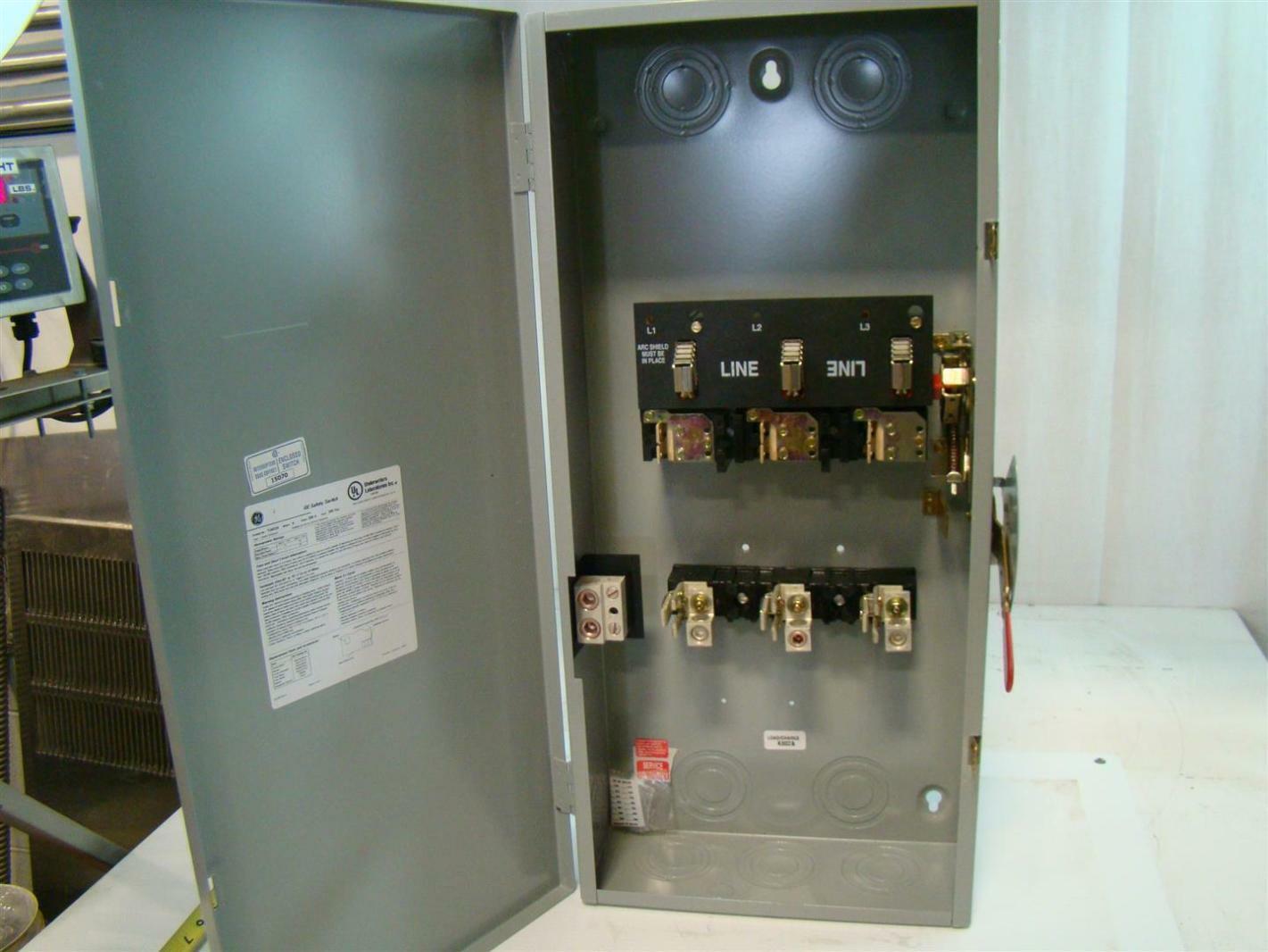 GE General Duty Safety Switch 200Amp 240V ac HP 50 Model 8 TG4324