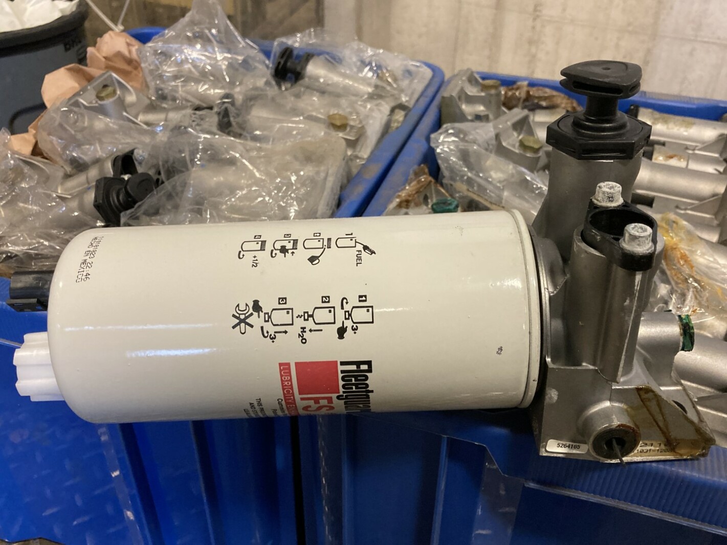 Genuine Fleetguard FS20022 Diesel Fuel Filter Separator Cummins