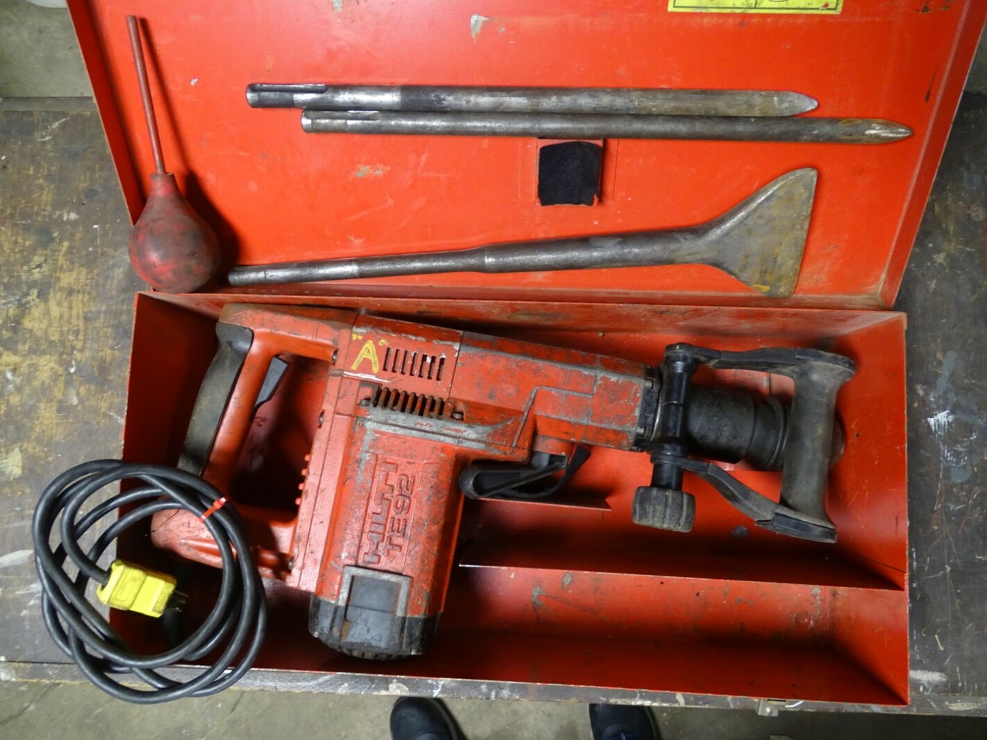 Hilti Corded Hammer Drill w/ Case & Accessories , TE-92