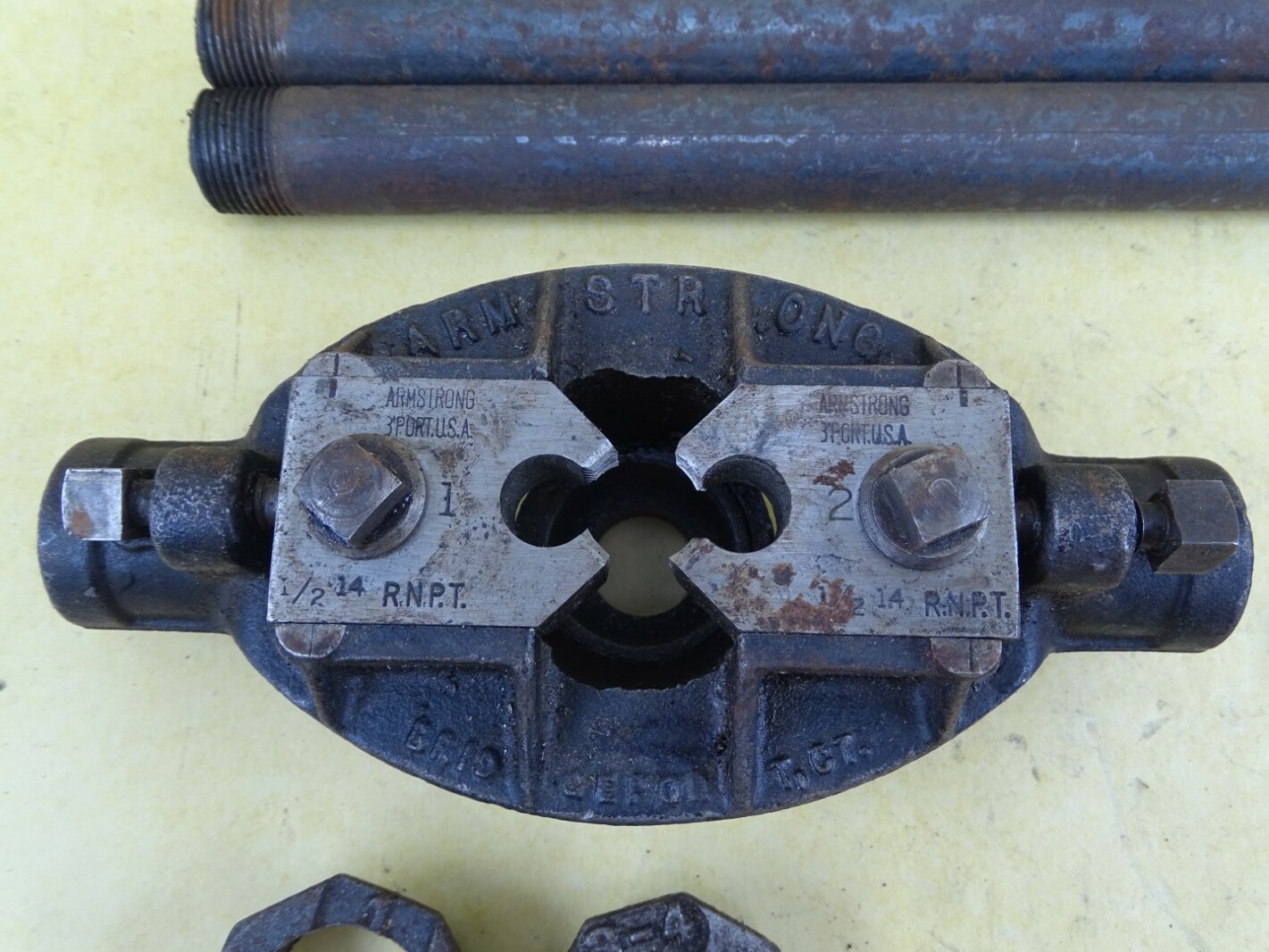 Armstrong Bridgeport Pipe Threader W/ Dies  , 1/4-1'