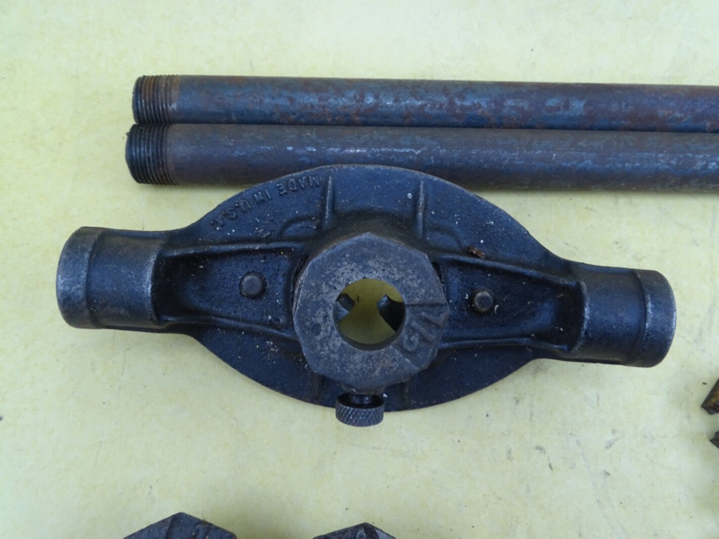 Armstrong Bridgeport Pipe Threader W/ Dies  , 1/4-1'