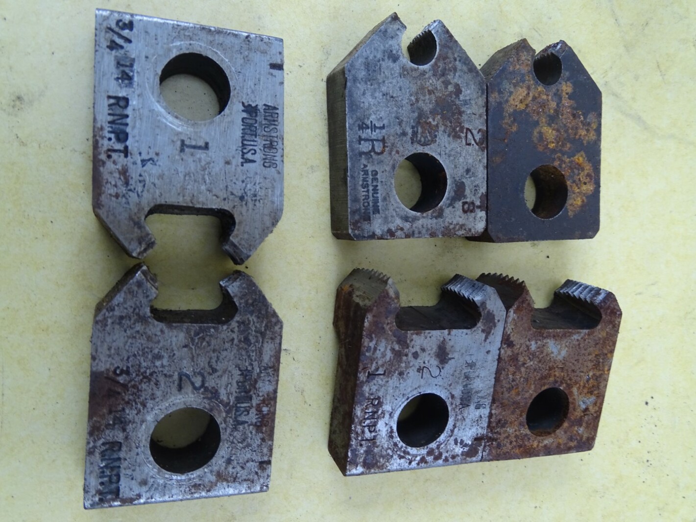 Armstrong Bridgeport Pipe Threader W/ Dies  , 1/4-1'