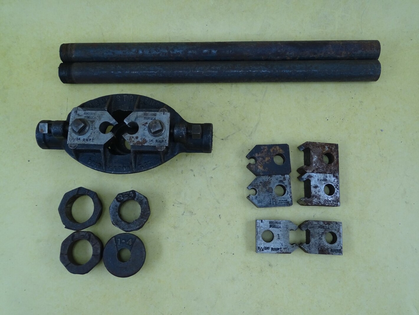 Armstrong Bridgeport Pipe Threader W/ Dies  , 1/4-1'