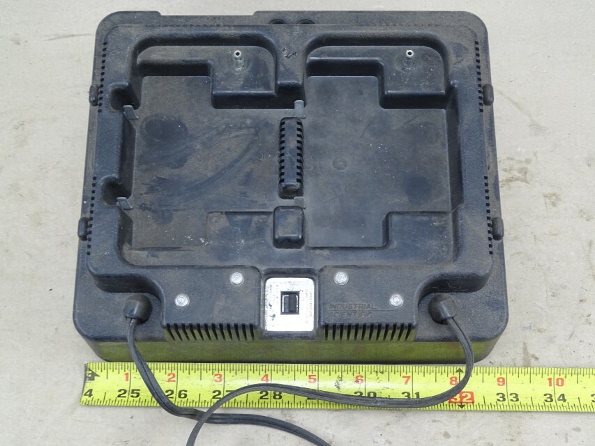 Industrial scientific 4 unit dual rate battery charger Tested. Runs, 1810-2255