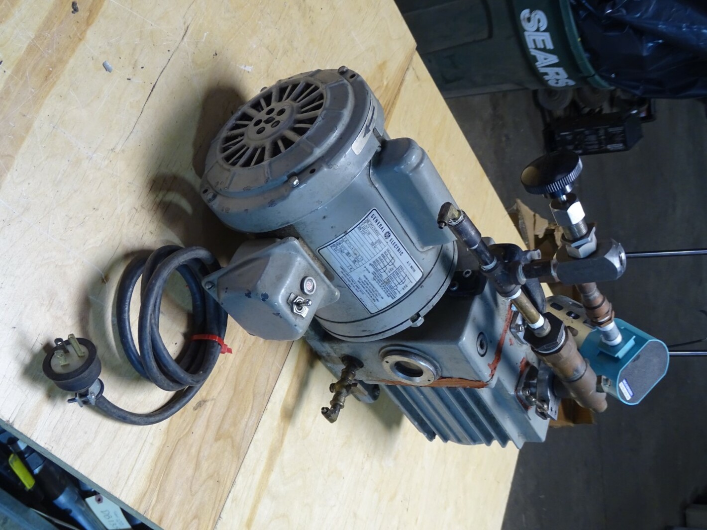 Leybold-Heraeus Trivac Dual Stage Rotary Van Vacuum Pump 1/3HP, 1725RPM, D4A