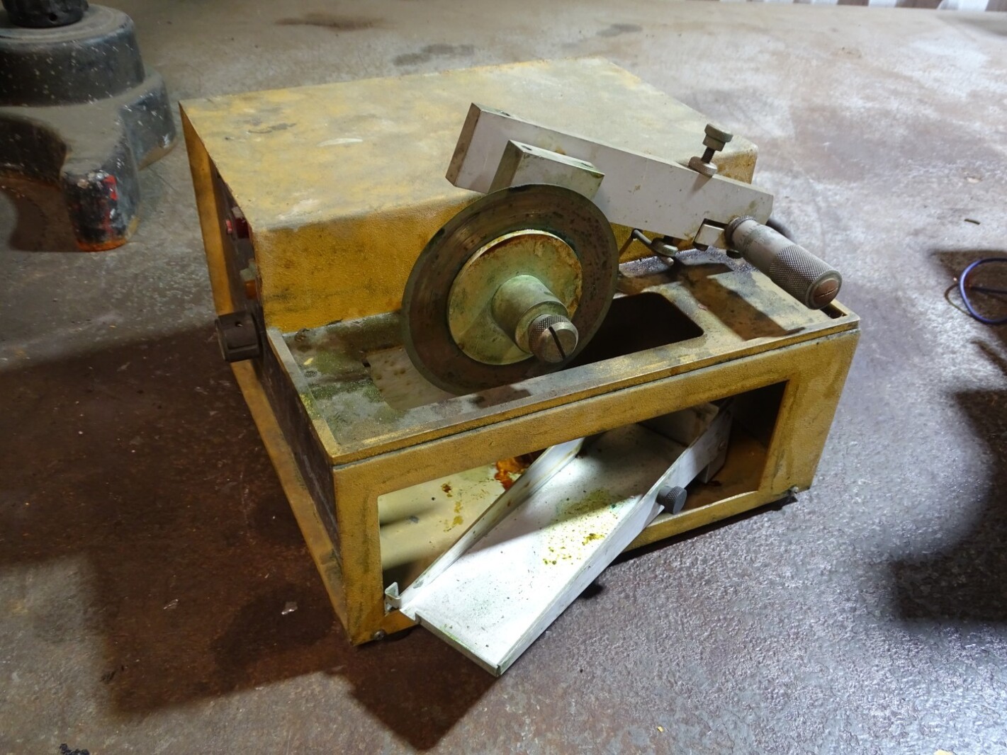 Buehler ISOMET Low Speed Saw 115V, 1.5A, 50-60HZ, 11-1180-160