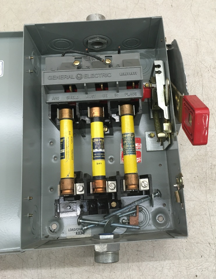 GE Heavy Duty Safety Switch 30 Amp, 600 Vac/250 Vdc / Type 1 Indoor