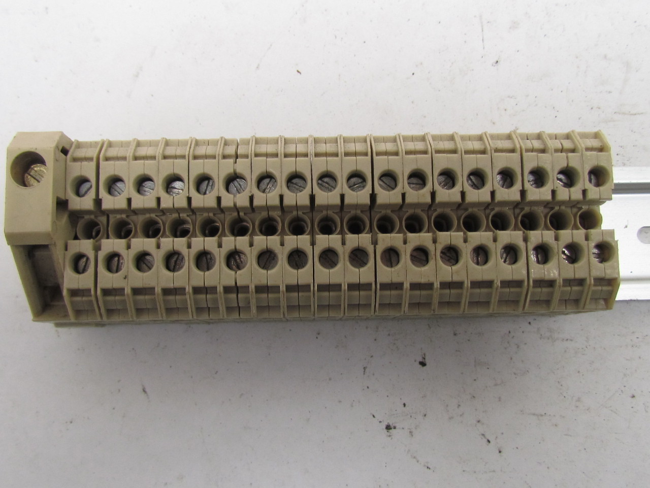 Siemens 8WA1 011-1DG11 Terminal Block Strip 35mm DIN Rail 12-1/2"L 18 ...