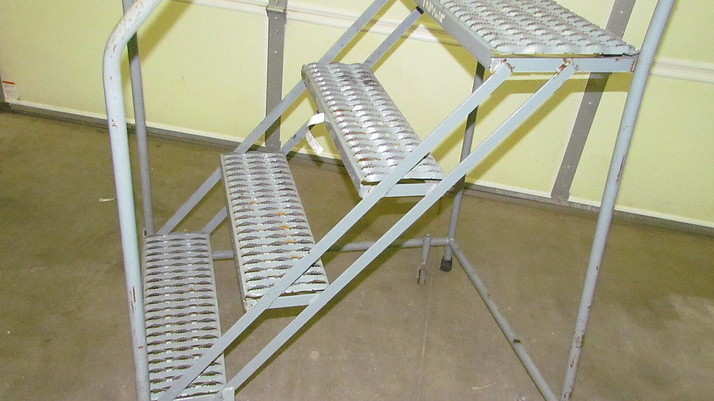 cotterman 4 step rolling ladder 40" high 24" wide 350 lb