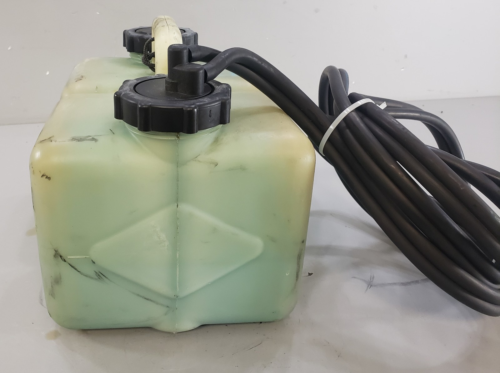 Mercury & Mariner Outboard Oil Tank 3 Gallon W/ Caps & Hoses