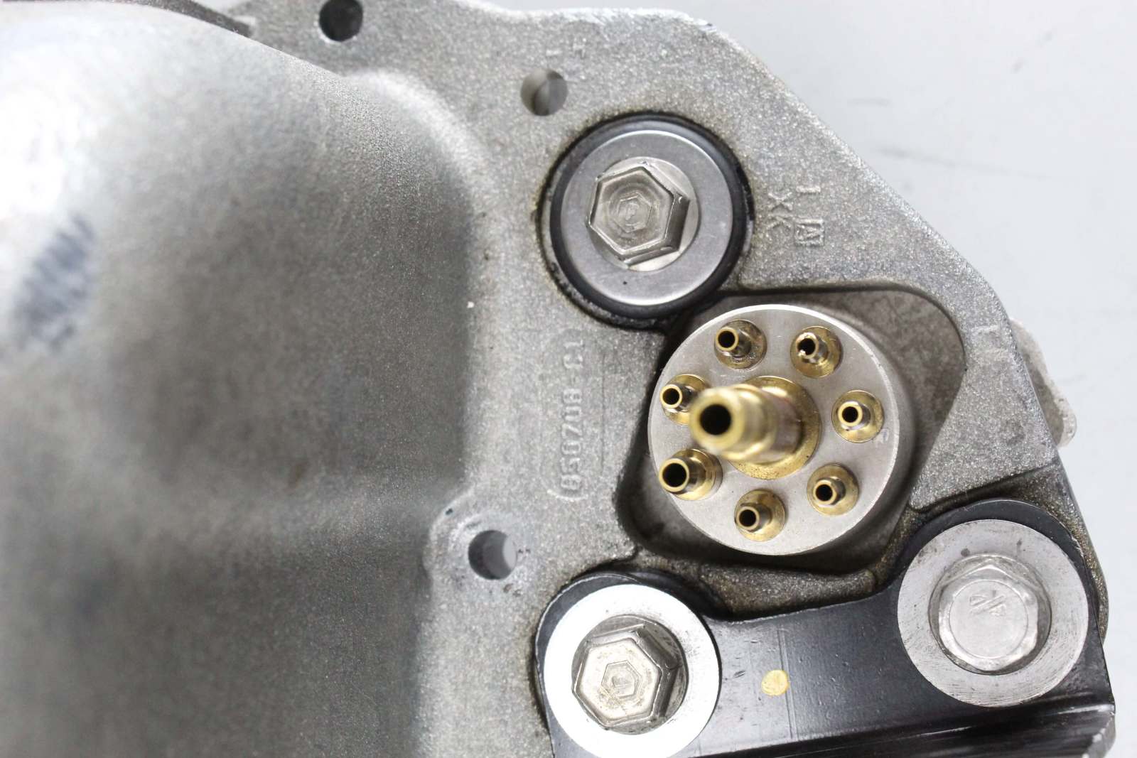 850248A2 Mercury 200006 Optimax Air Plenum & Oil Pump 115 135 150 175