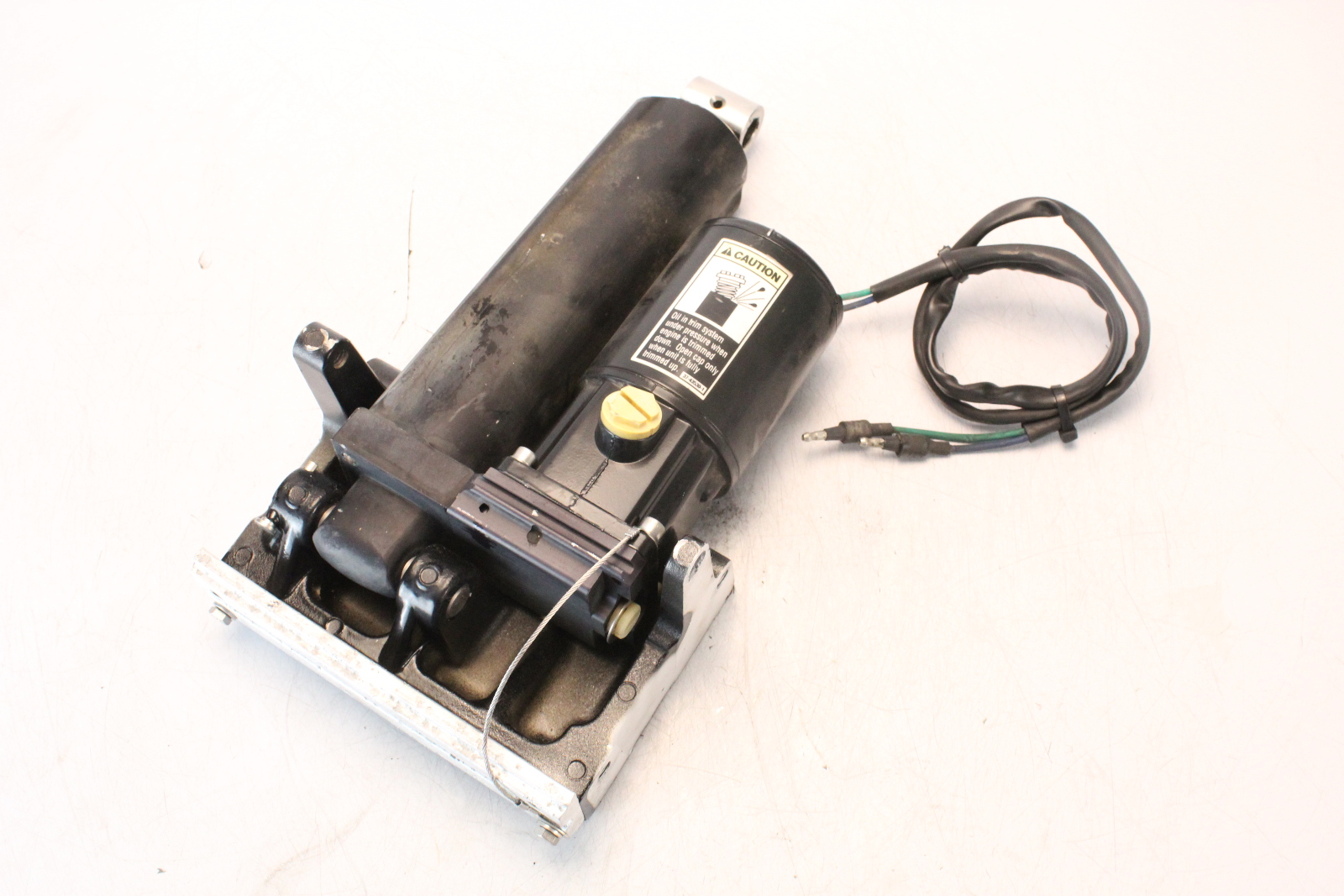 824051 830250A2 Mercury 198898 2 Wire Power Tilt Trim 75125 HP 1 YEAR