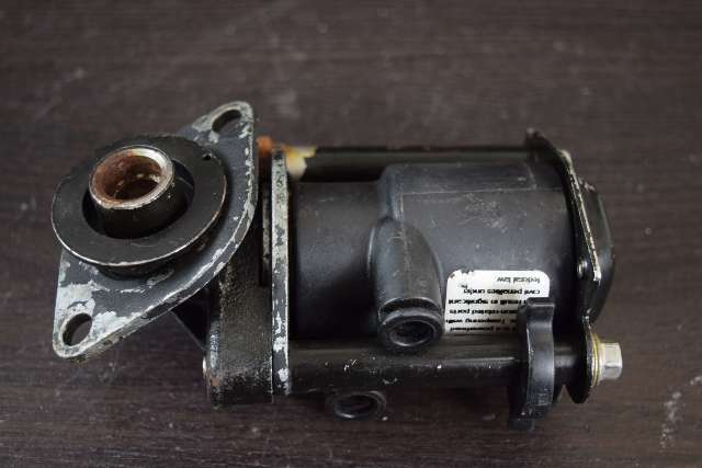 5000607 Johnson Evinrude Port Side Fuel Injector with Bracket