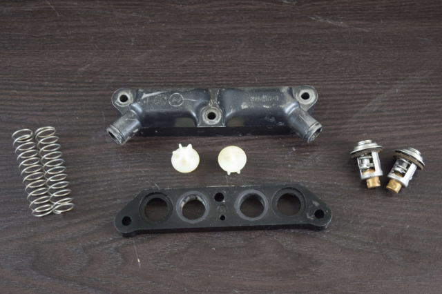 1977-1998 Johnson Evinrude Thermostat Cover & Valve Body 321690 85-140 HP V4