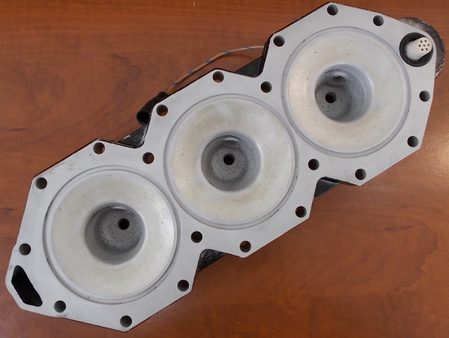 439563 0439563 Johnson Evinrude 1997-1998 STBD Cylinder Head 150 HP CLEAN