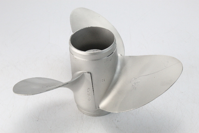 6 MTH HUB WTY 386909 Johnson Evinrude 1975-05 RH 12-1/2 x 13 Propeller 40 + HP