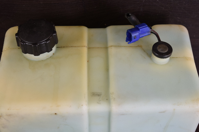 Yamaha Marine Outboard Oil Tank with Pump & Cap 10.5 Liters
