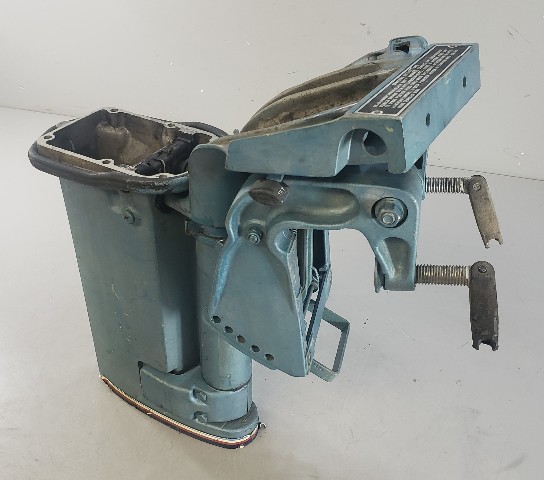 330507 393190 Johnson Evinrude 1984-1989 Complete Swivel Bracket 9.9 15 HP 2 Cyl