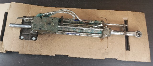 9SC200-9 HC5801 SeaStar Hydraulic Steering Cylinder FOR PARTS OR REPAIR