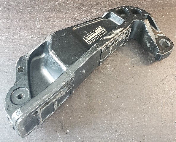 41111-90J13-0EP Suzuki 1998-12 STBD Clamp Bracket DF 90 100 115 HP 4-Stroke