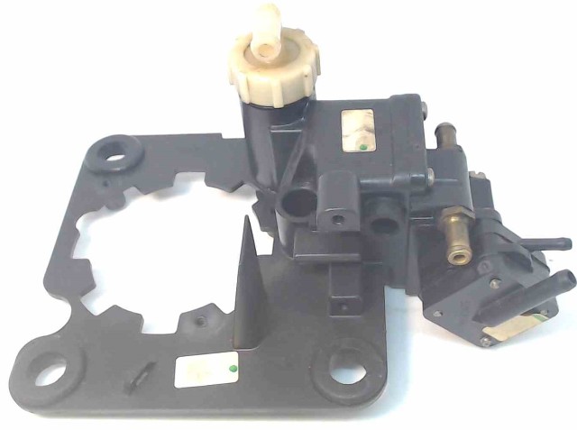 340082 433352 Johnson Evinrude 1995-01 Fuel Bracket, Cover & Pump 90 100 115 HP