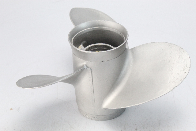 6H5-45952-00-00 Yamaha 1976 & UP 10-5/8 x 12 Propeller 25 30 + HP 6 MO HUB WTY