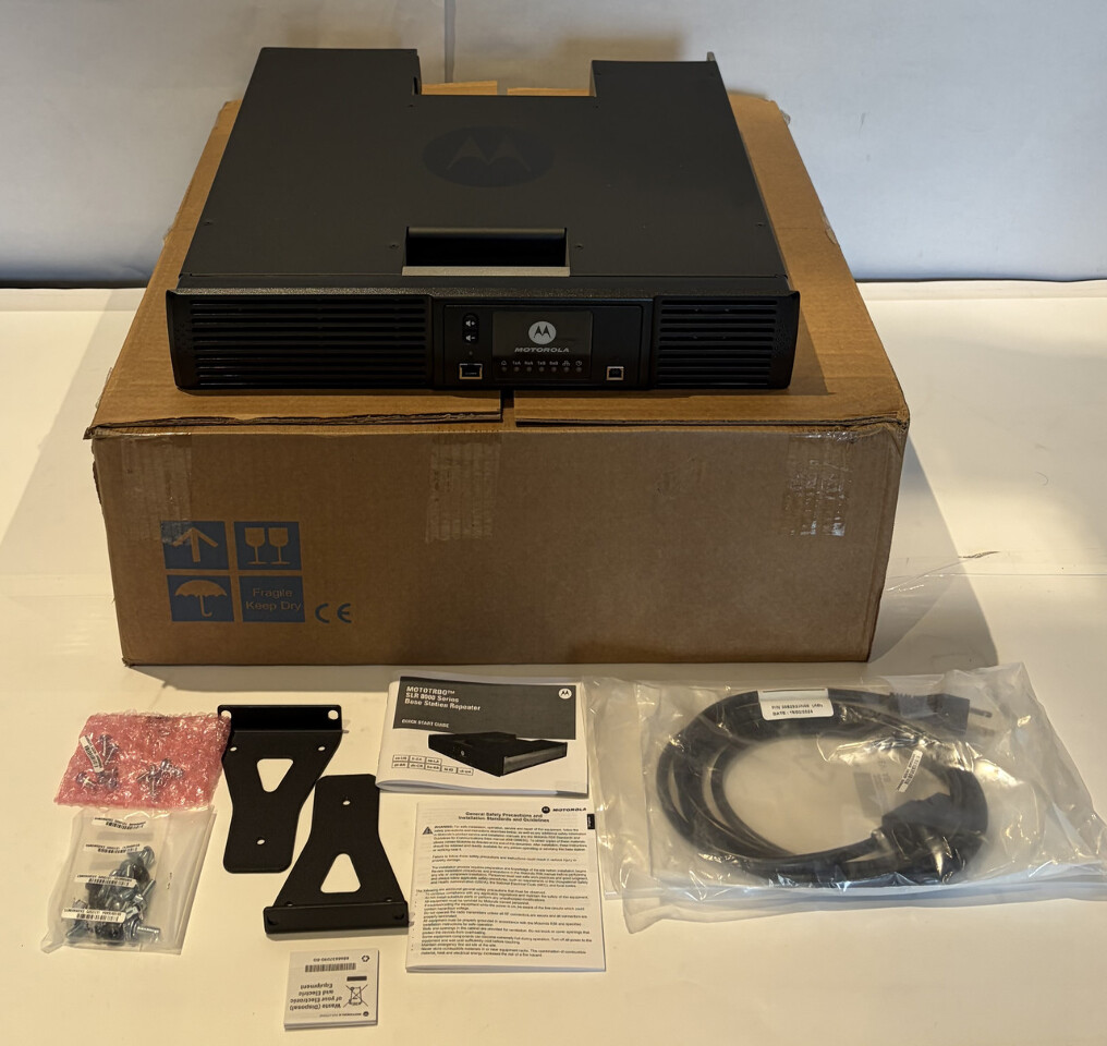 MOTOROLA SLR8000 BASE STATION REPEARTER WIRELESS COMM SYSTEM T8319A 100WATTS