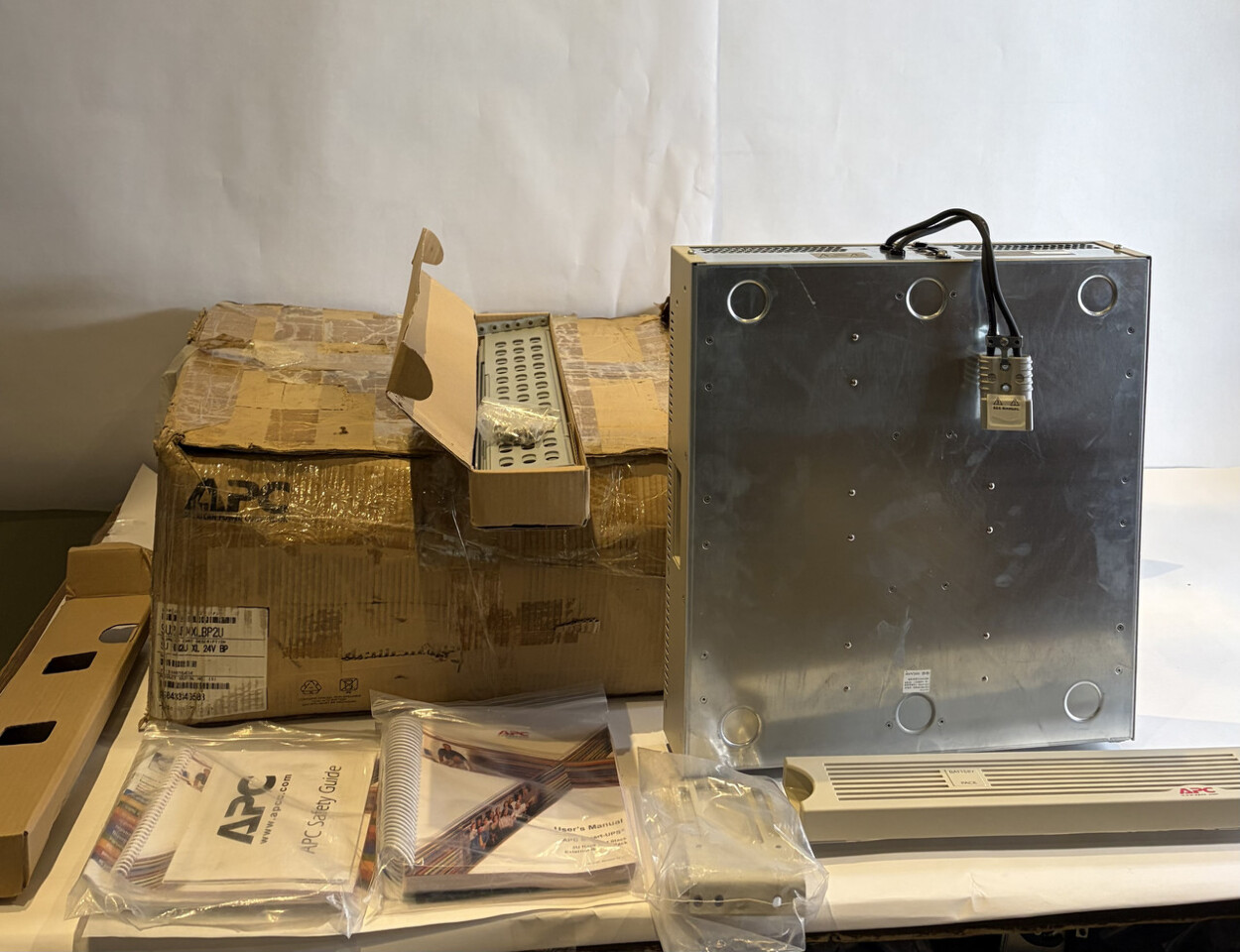 APC SU24RMXLBP2U 24V EXTERNAL BATTERY PACK W/ RACK EARS AND CABLES