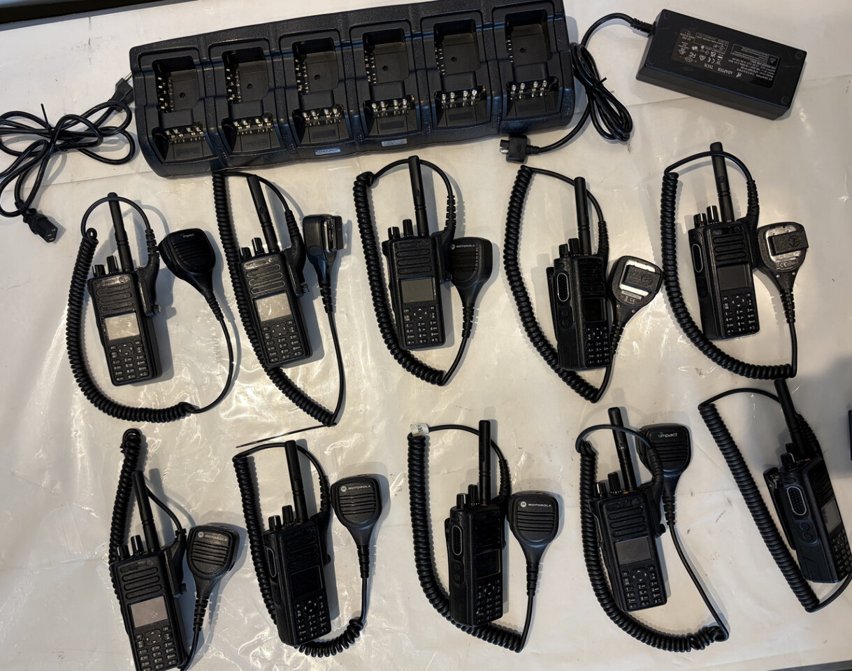 QTY 10 MOTOROLA XPR7550E AAH56RDN9WA1AN TWO WAY RADIO MICROPHONE +EC12M CHARGER