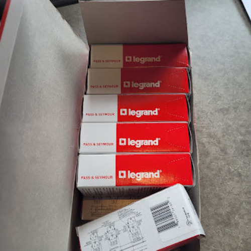 BOX OF 10 - PASS & SEYMOUR LEGRAND SINGLE RECEPTACLES TR5351-LA  20A 125V