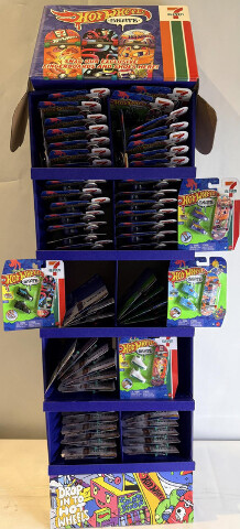 MATTEL JVG46-9993 HOT WHEELS SKATE 7-11 FLOOR STAND W/ 60 7-11 THEMED BOARD TOYS