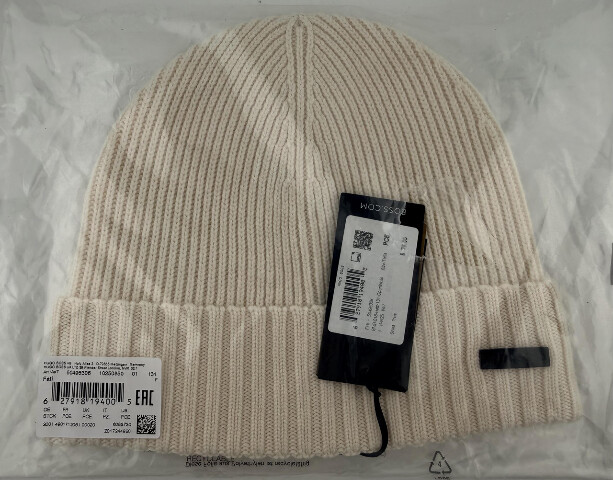 HUGO BOSS FATI 50495306 MENS RIB-KNIT LOGO PLAQUE VIRGIN WOOL WHITE BEANIE HAT
