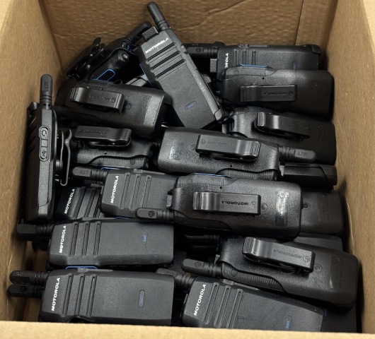 LOT OF 53 MOTOROLA HK2112A WAVE TLK 100 4G LTE WIFI 8-CH RADIOS W/BATT +25 CLIPS
