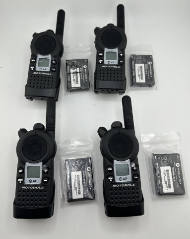 LOT OF 4 MOTOROLA AP1810BKN8BB UHF BUSINESS WALKIE TALKIE TWO-WAY RADIOS