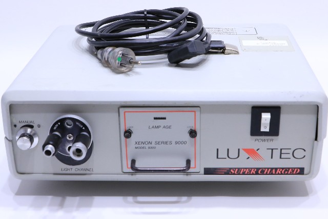* LUXTEC SUPER CHARGED XENON SERIES 9000 MODEL 9300 LIGHT SOURCE ENDOSCOPY