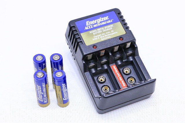 ^ ENERGIZER CHM4AA RECHARGEABLE CHARGER FOUR NH15-AA BATTERY