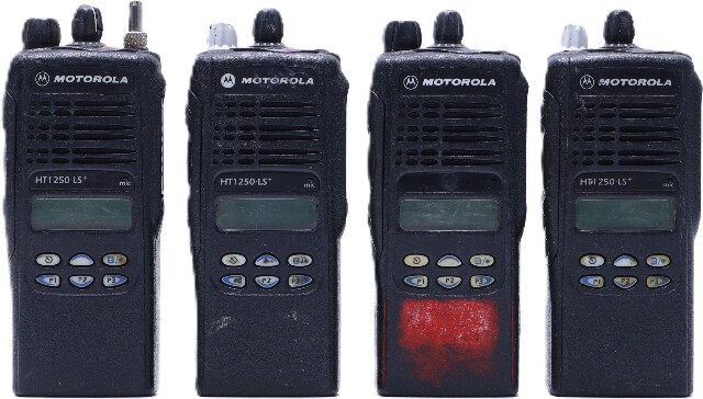 LOT OF 4 MOTOROLA HT1250LS+ AAH25SDH9DP5AN WALKIE TALKIE RADIOS *NO BATTERIES* *FOR PARTS*