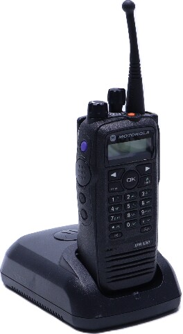 MOTOROLA XPR 6580 AAH55UCH9LB1AN PORTABLE HANDHELD RADIO AND CHARGER