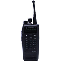 MOTOROLA XPR 6580 AAH55UCH9LB1AN PORTABLE HANDHELD RADIO AND CHARGER