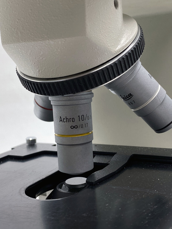 Leica ATC 2000 Microscope with Objectives 4x, 10x, 40x, 100x