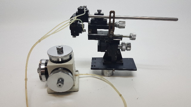 Narishige MM0-203 Hydraulic Micromanipulator w/ West Germany XYZ Mount