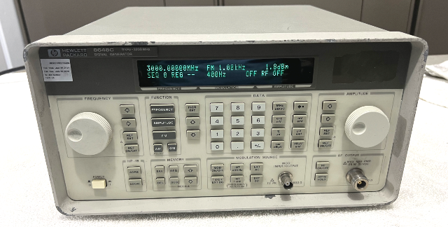 HP 8648C Synthesized Signal Generator ( 9 KHz - 3200 MHz )